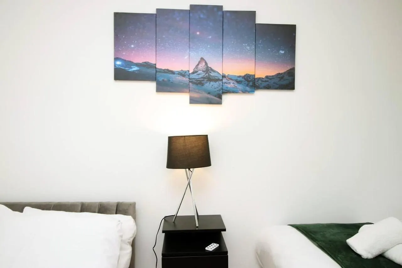 Stylish Group Stay - 4Beds Flat At Swansea Centre 0*,  United Kingdom