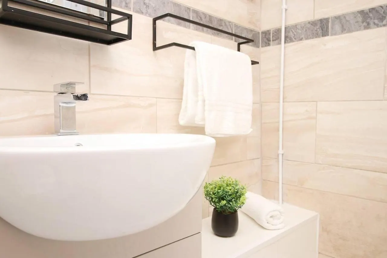 Stylish Group Stay - 4Beds Flat At Swansea Centre United Kingdom