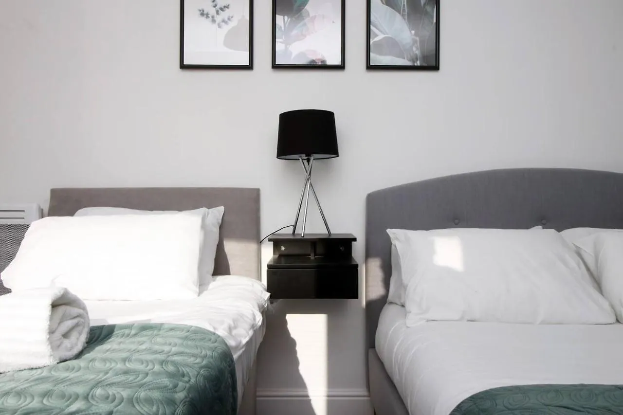 Stylish Group Stay - 4Beds Flat At Swansea Centre 0*,  Birleşik Krallık